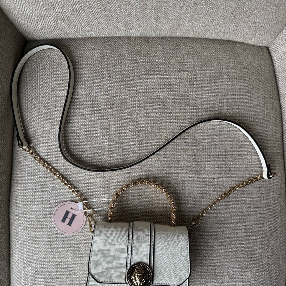 Elegant White Handbag with Gold Accents - Picture 2 of 6